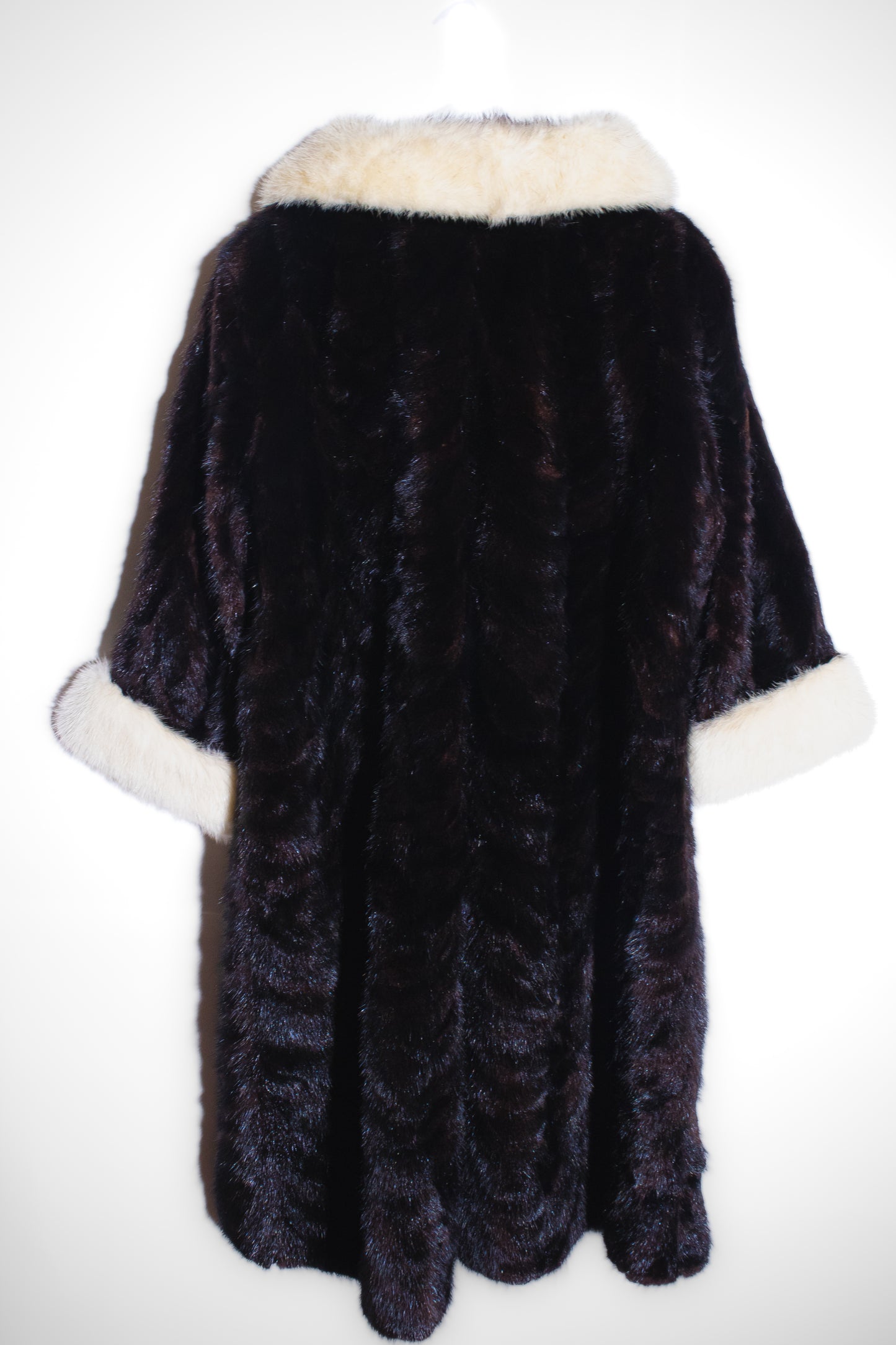 Abrigo de Mink Negro con Cuello y Puños Marfil