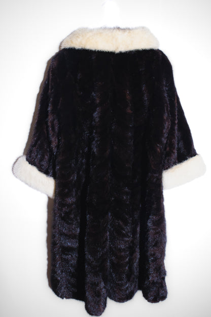Abrigo de Mink Negro con Cuello y Puños Marfil
